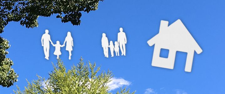 青空に家族と住宅の白いシルエットを表示したイメージ画像